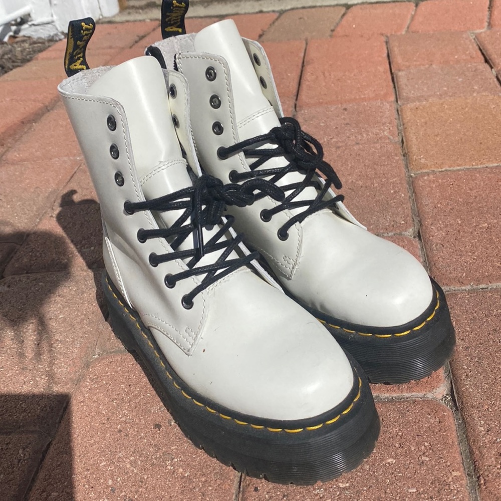 ✨✨PERFECT  white Doc Martens JADON BOOT